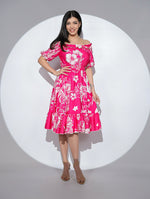 Rochia Joy din viscoza fucsia, cu imprimeu floral si umeri goi