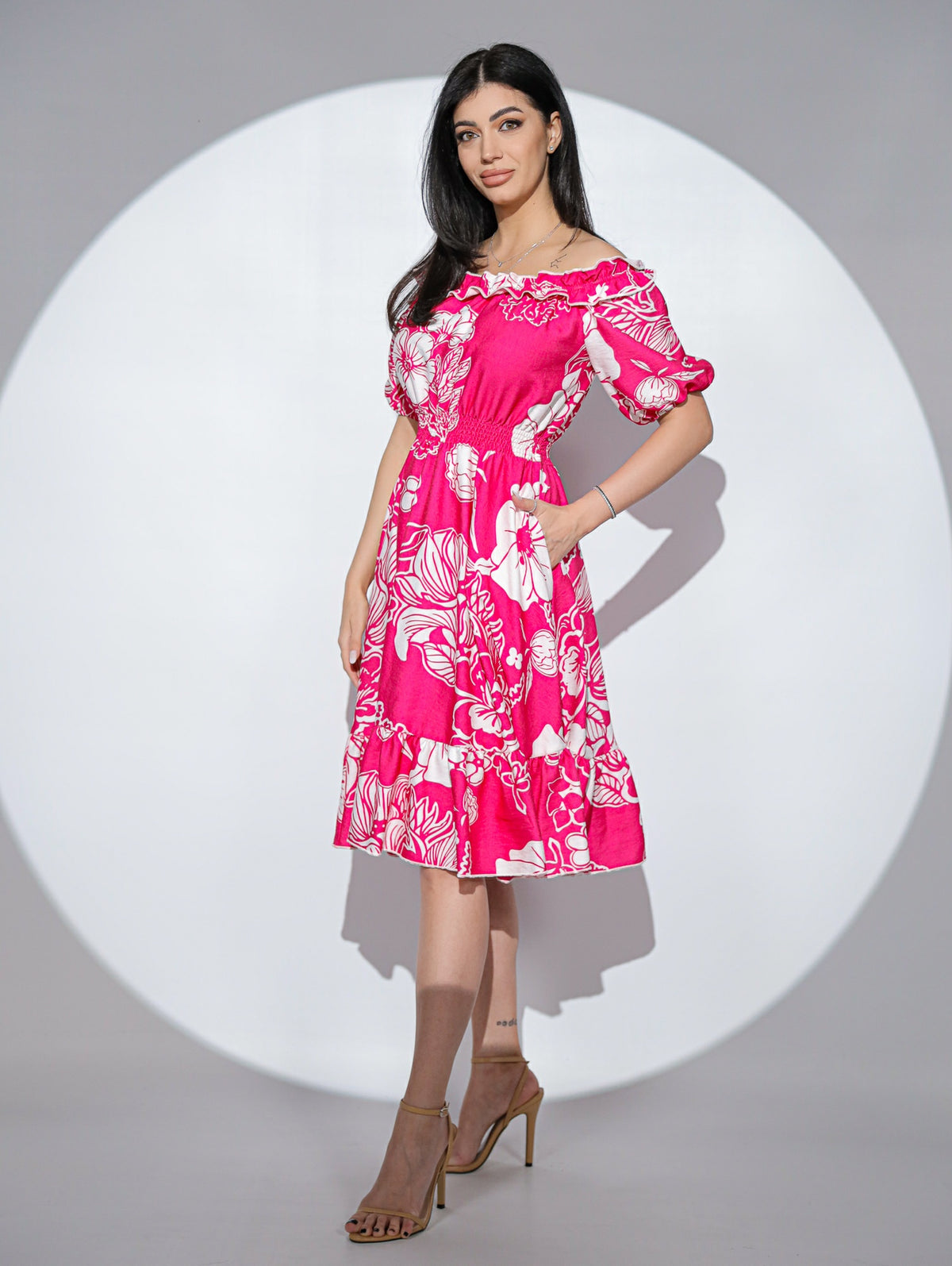 Rochia Joy din viscoza fucsia, cu imprimeu floral si umeri goi