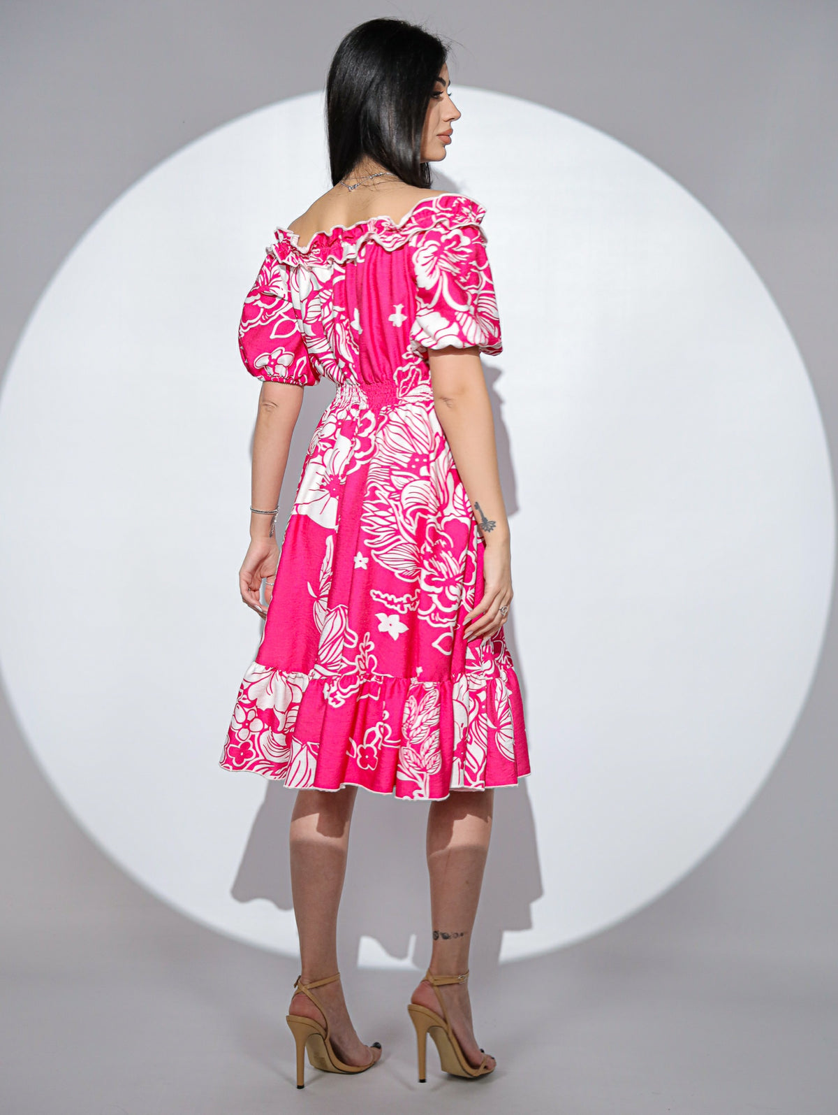 Rochia Joy din viscoza fucsia, cu imprimeu floral si umeri goi