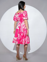 Rochia Joy din viscoza fucsia, cu imprimeu floral si umeri goi