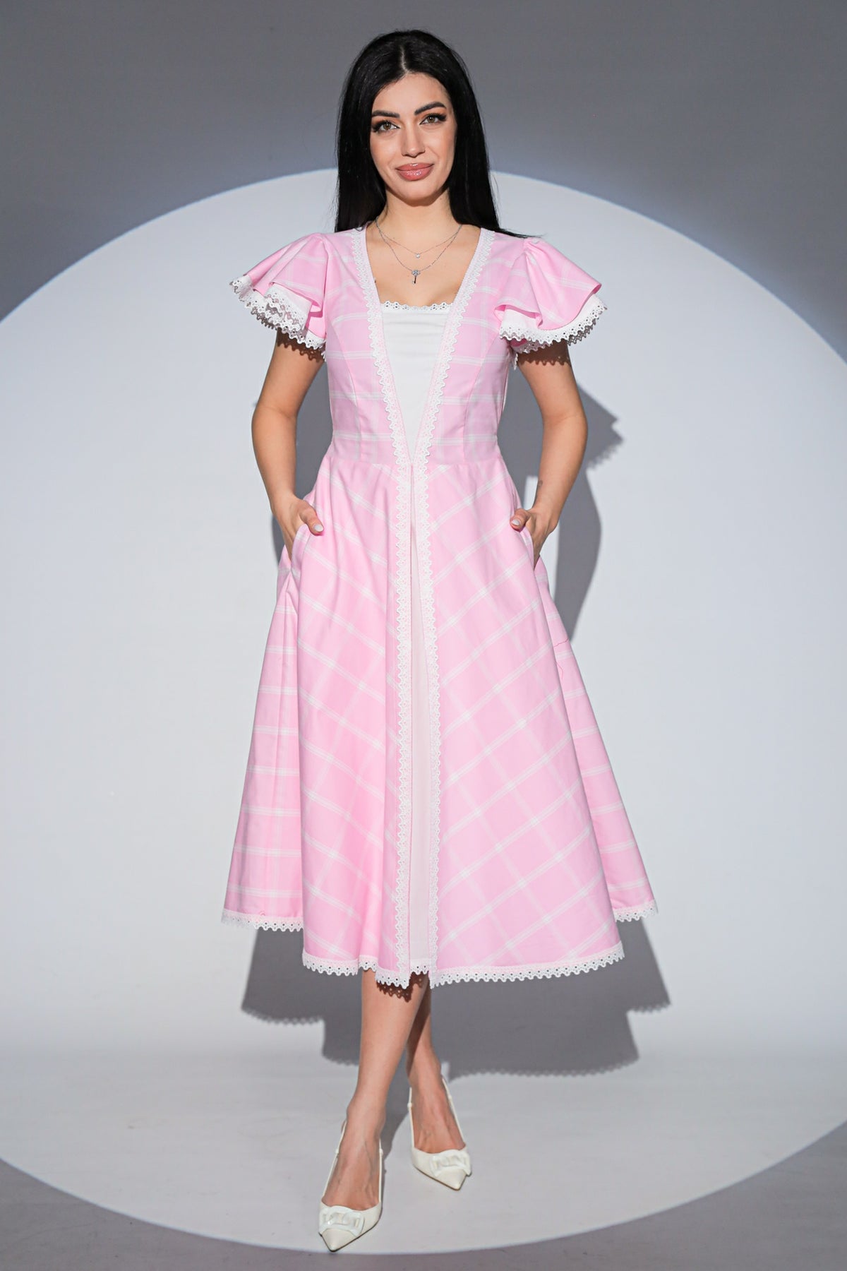 Rochia Miss Pinkie din bumbac, cu dantela, croiala midi si buzunare