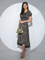 Rochia Noella din satin negru cu animal print, volan si trena