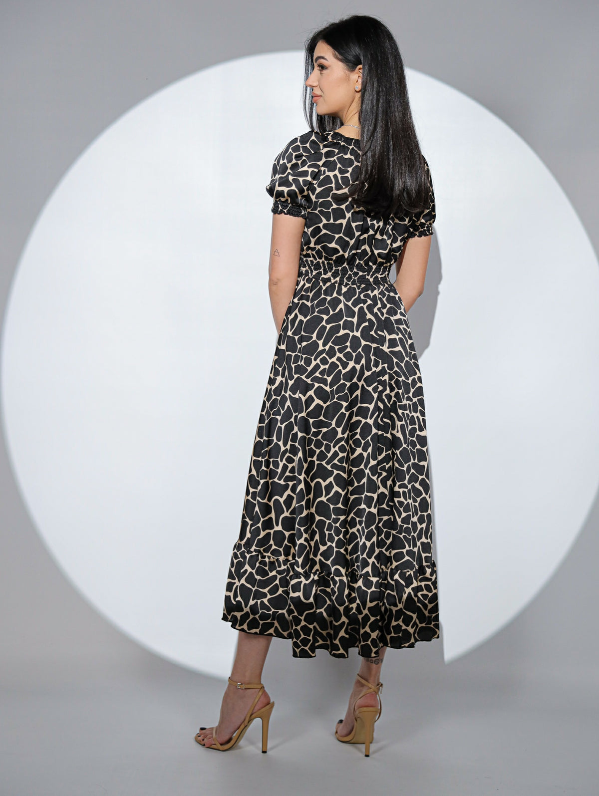 Rochia Noella din satin negru cu animal print, volan si trena