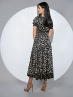 Rochia Noella din satin negru cu animal print, volan si trena