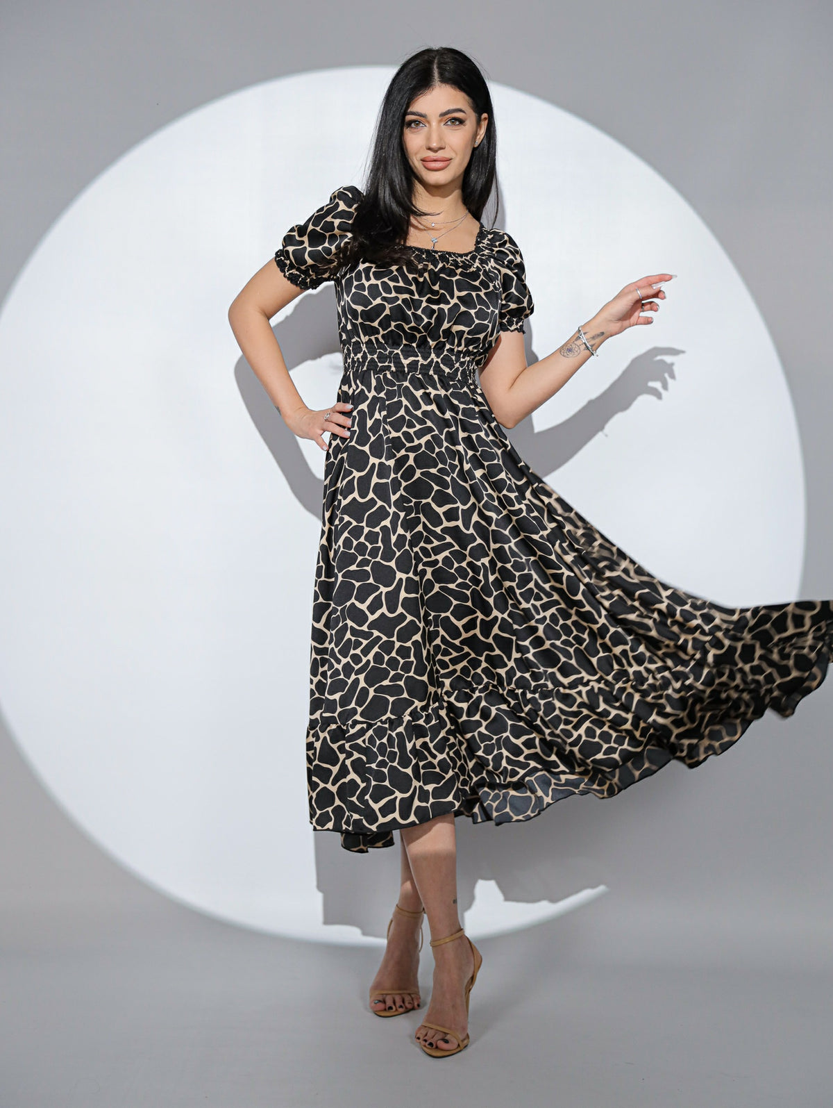 Rochia Noella din satin negru cu animal print, volan si trena