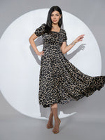 Rochia Noella din satin negru cu animal print, volan si trena