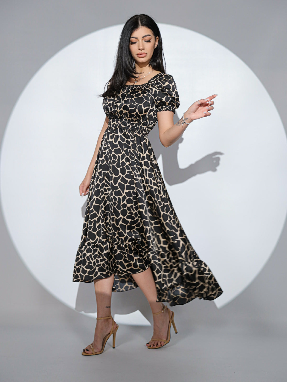 Rochia Noella din satin negru cu animal print, volan si trena