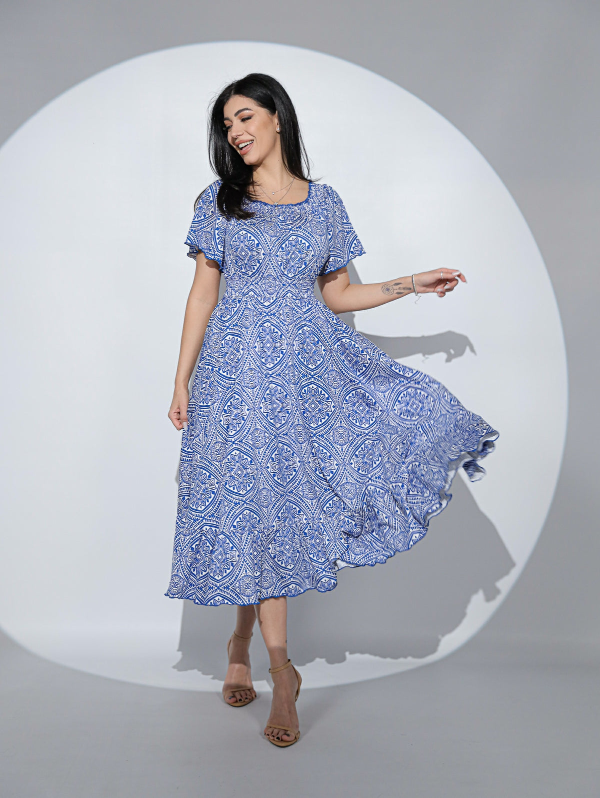 Rochia Sicily din viscoza cu imprimeu grafic, maneci clopotel si volan