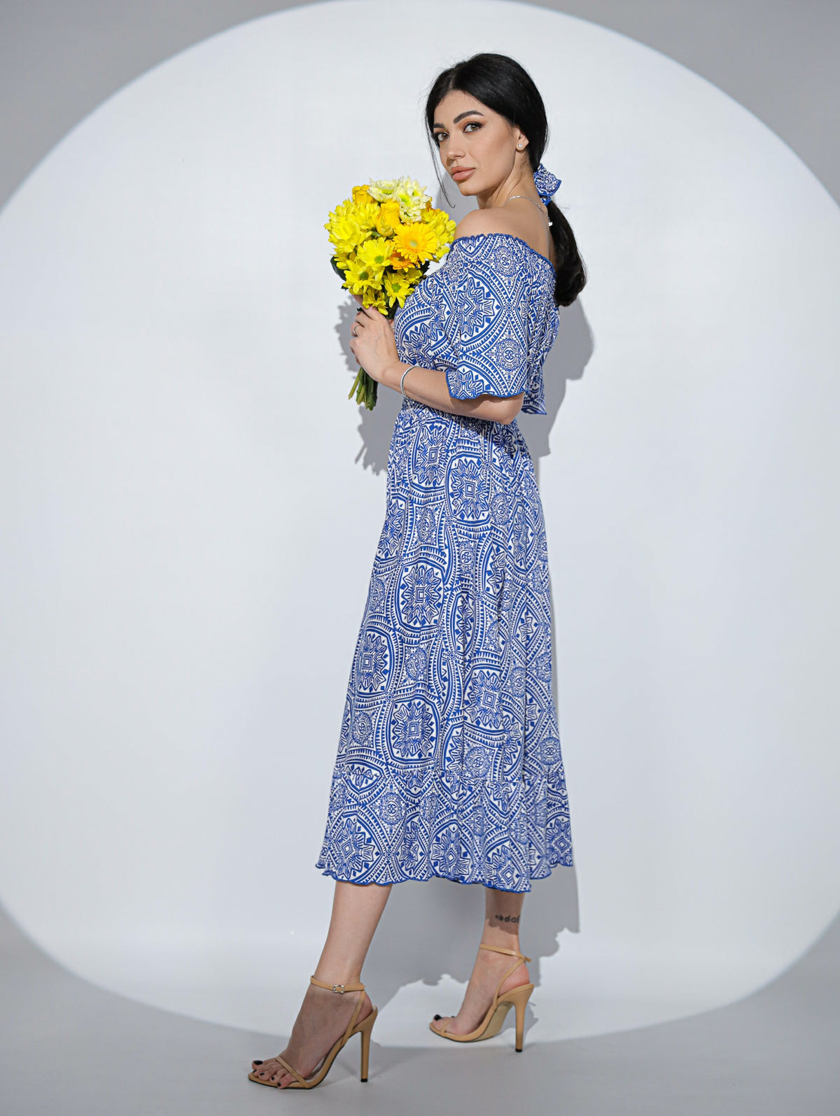 Rochia Sicily din viscoza cu imprimeu grafic, maneci clopotel si volan