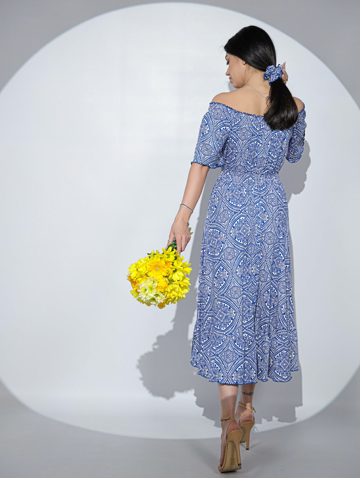 Rochia Sicily din viscoza cu imprimeu grafic, maneci clopotel si volan