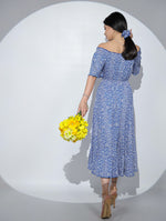 Rochia Sicily din viscoza cu imprimeu grafic, maneci clopotel si volan