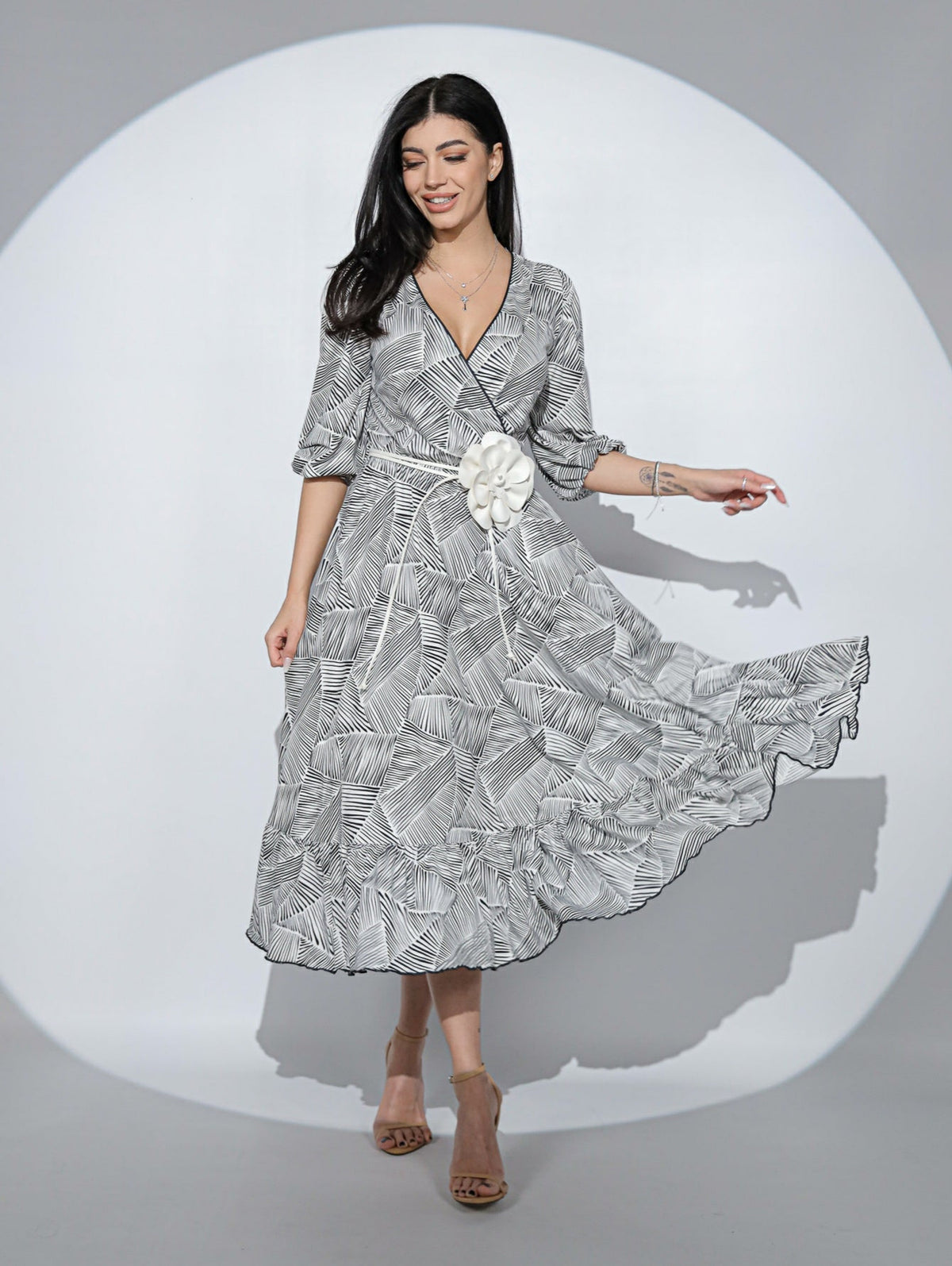 Rochia Leona din viscoza imprimata alb-negru, cu croi petrecut la piept si volan