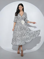 Rochia Leona din viscoza imprimata alb-negru, cu croi petrecut la piept si volan