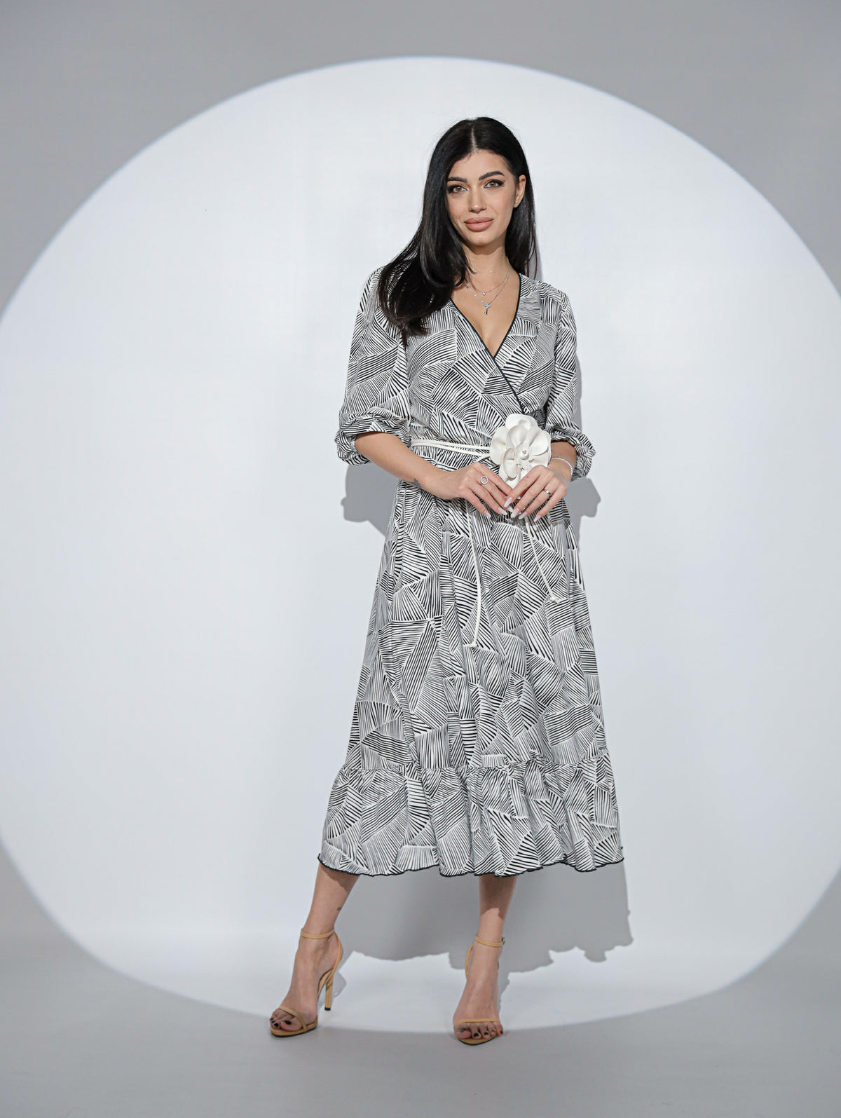 Rochia Leona din viscoza imprimata alb-negru, cu croi petrecut la piept si volan