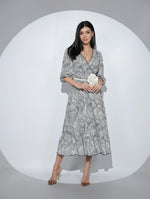 Rochia Leona din viscoza imprimata alb-negru, cu croi petrecut la piept si volan