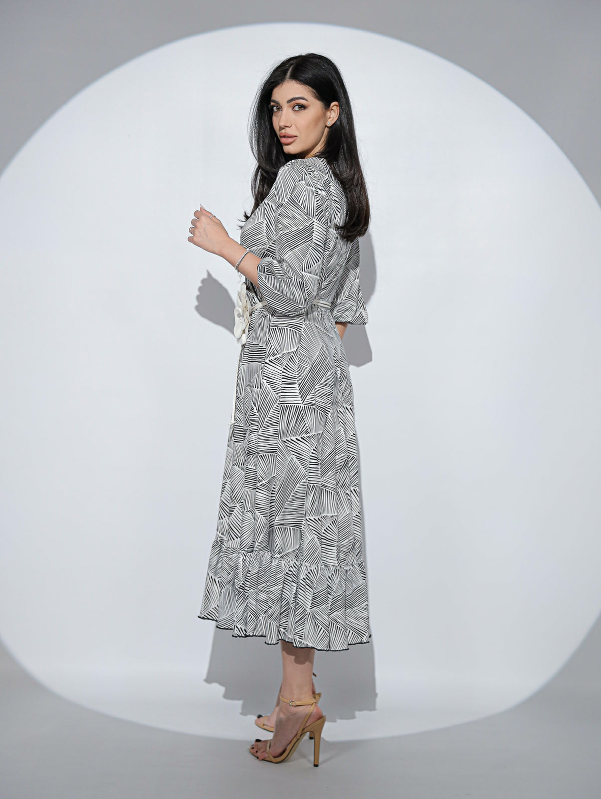 Rochia Leona din viscoza imprimata alb-negru, cu croi petrecut la piept si volan