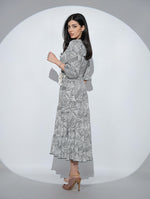 Rochia Leona din viscoza imprimata alb-negru, cu croi petrecut la piept si volan