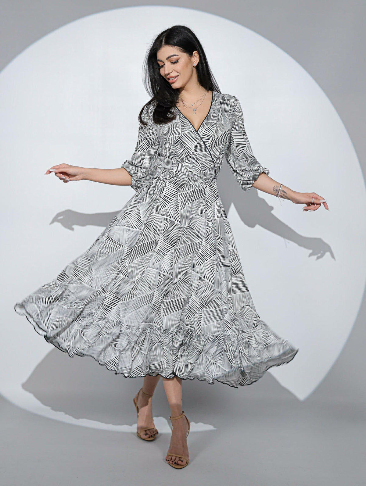 Rochia Leona din viscoza imprimata alb-negru, cu croi petrecut la piept si volan