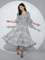 Rochia Leona din viscoza imprimata alb-negru, cu croi petrecut la piept si volan