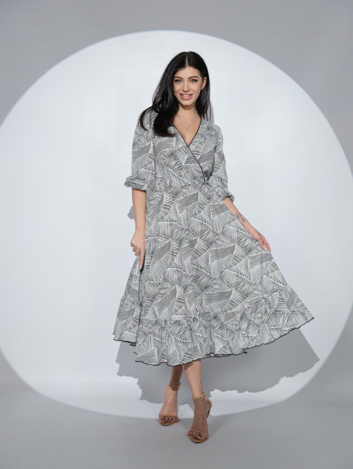 Rochia Leona din viscoza imprimata alb-negru, cu croi petrecut la piept si volan