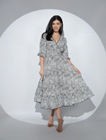 Rochia Leona din viscoza imprimata alb-negru, cu croi petrecut la piept si volan