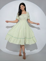 Rochia Lilibelle vernil, din bumbac, cu decolteu patrat si volan