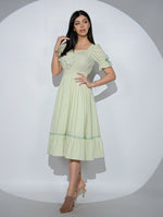 Rochia Lilibelle vernil, din bumbac, cu decolteu patrat si volan