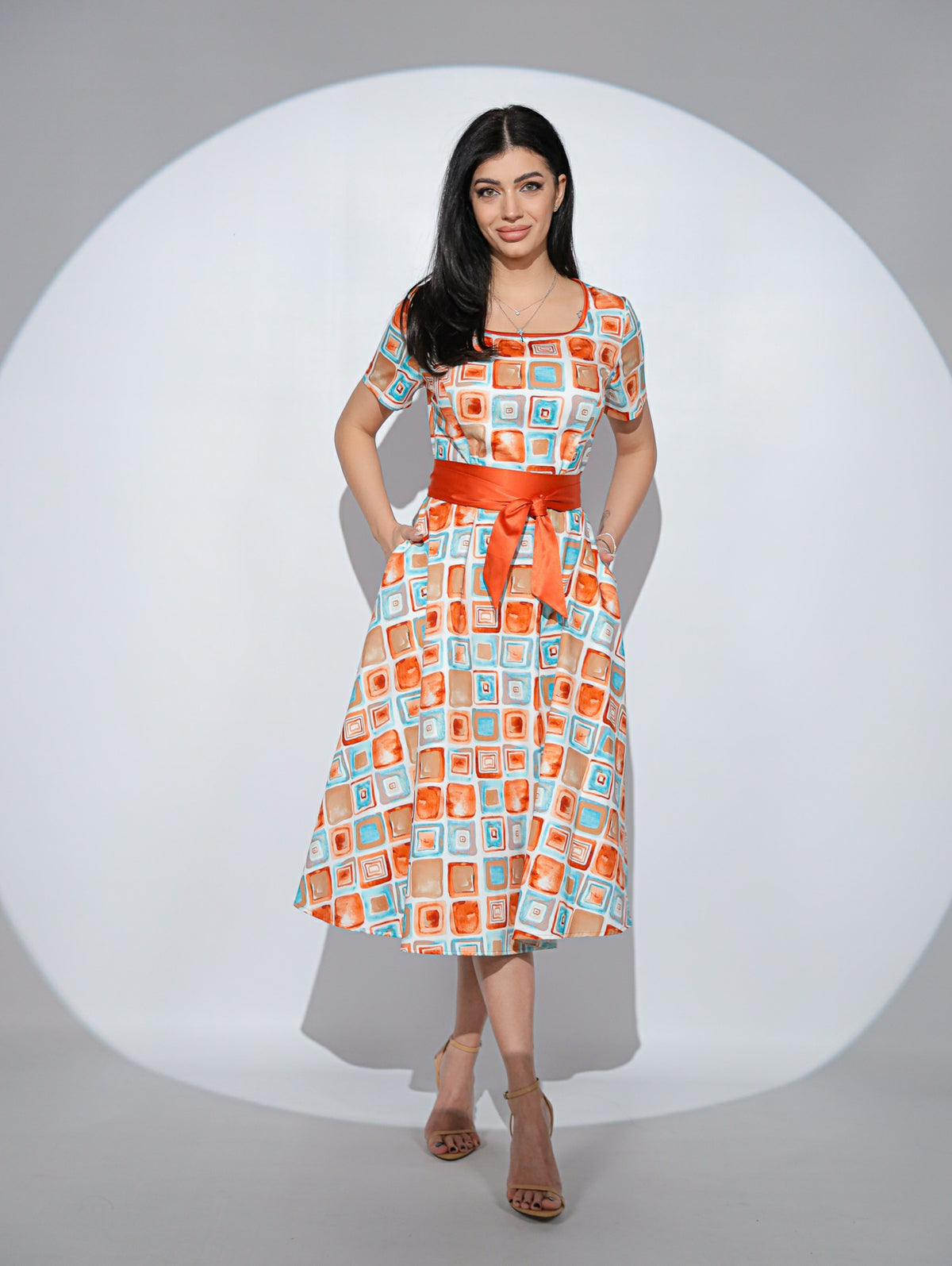 Rochia Ruby din bumbac satinat cu imprimeu grafic, buzunare si cordon