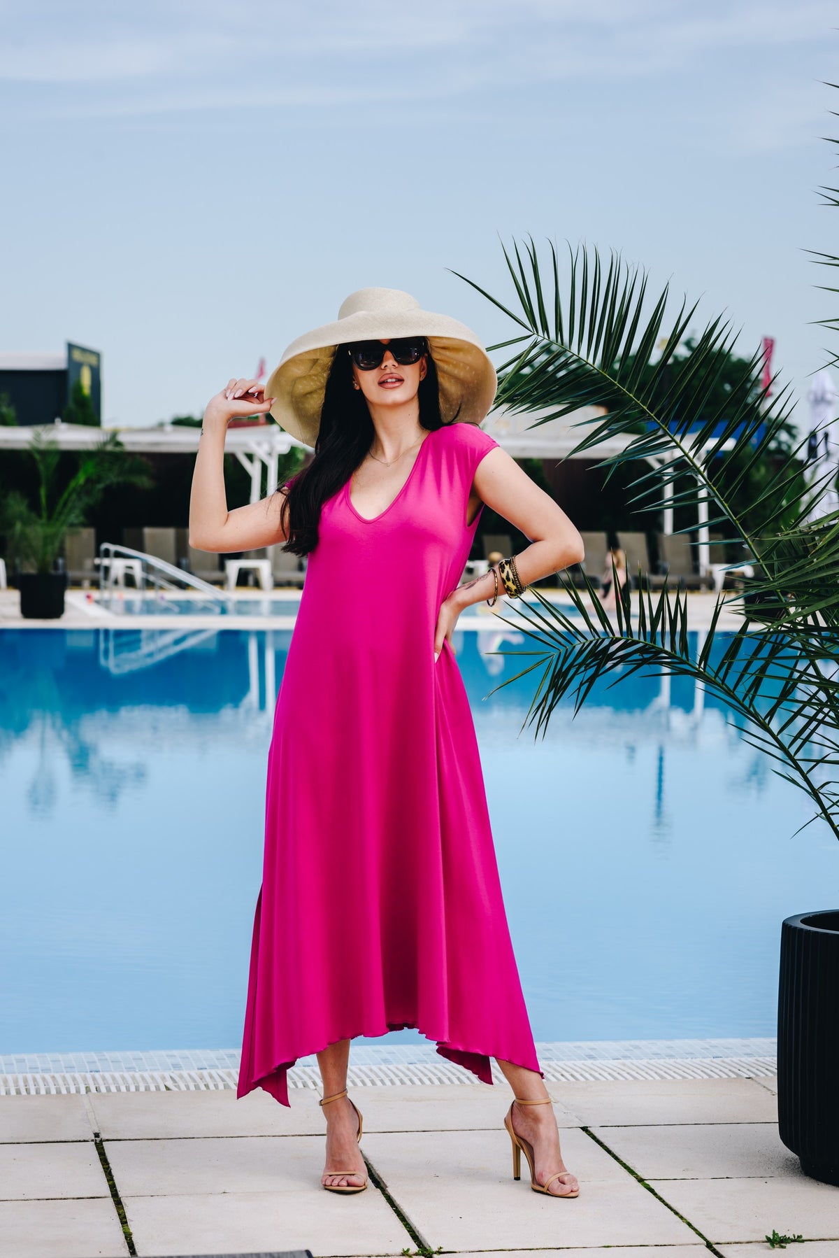 Rochia Dolce Venice Fuchsia din jerseu fluid cu decolteu in V si tiv asimetric | Monielle