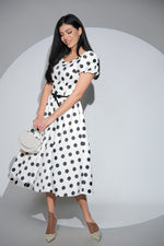 Rochia Dottie Blanc cu buline, buzunare si curea