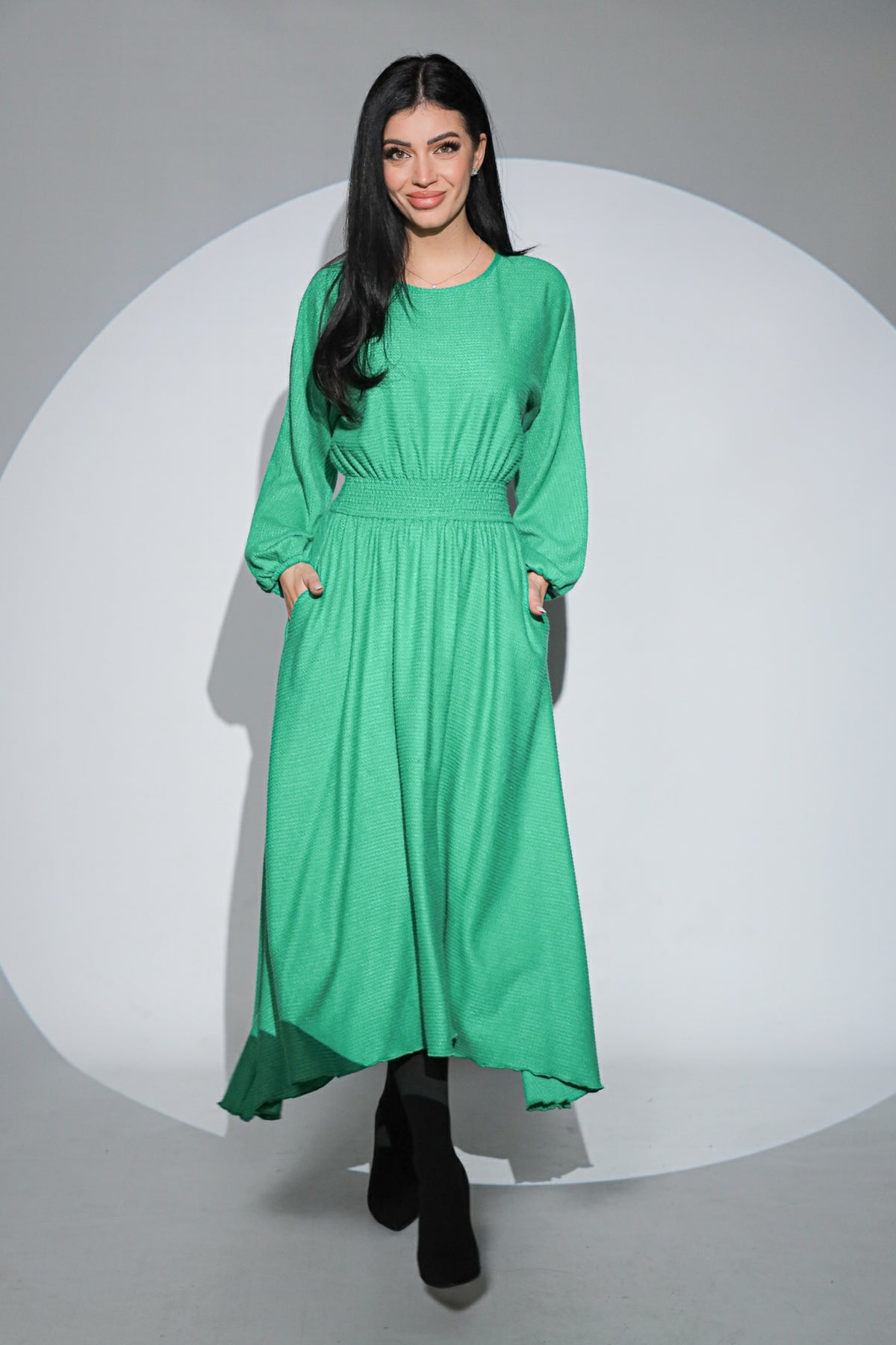 Rochia Rosalinda verde din jerseu gros cu viscoza, croi lejer si asimetric