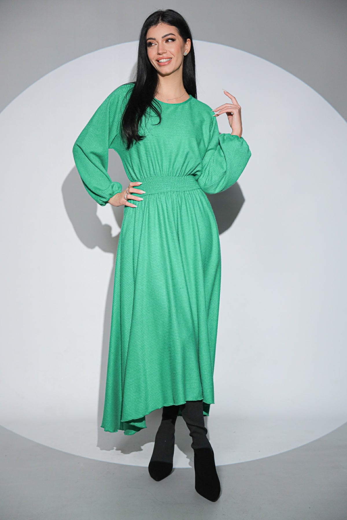 Rochia Rosalinda verde din jerseu gros cu viscoza, croi lejer si asimetric