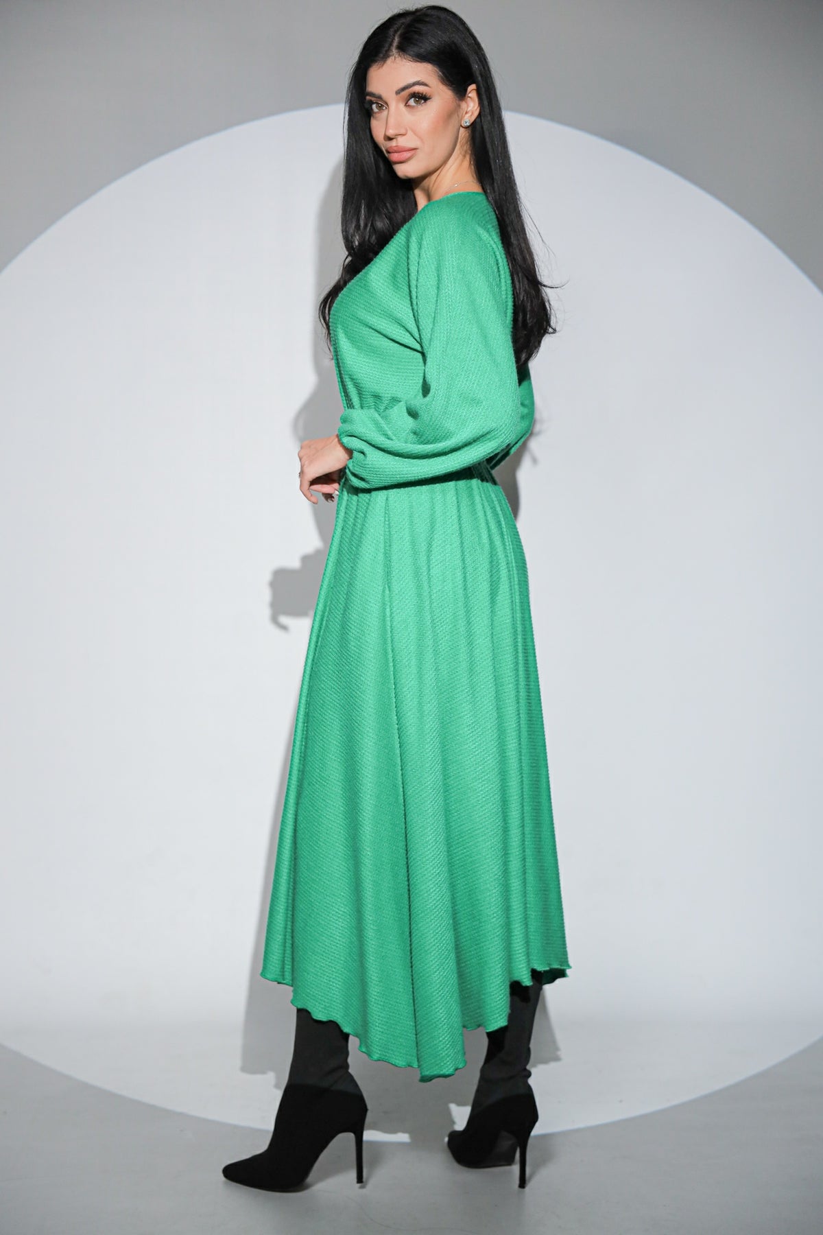 Rochia Rosalinda verde din jerseu gros cu viscoza, croi lejer si asimetric