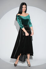 Rochia Reyna din catifea verde - neagra cu umerii goi si fusta cu trena