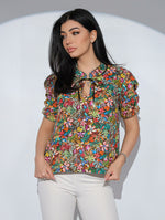 Bluza Florette din in cu imprimeu exotic, cu volan si snur la decolteu