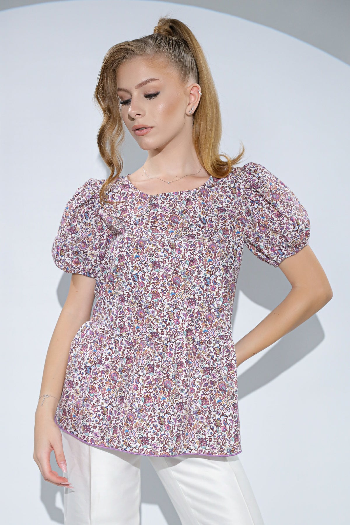 Bluza Anouk din bumbac cu imprimeu floral, volane si elastic la spate