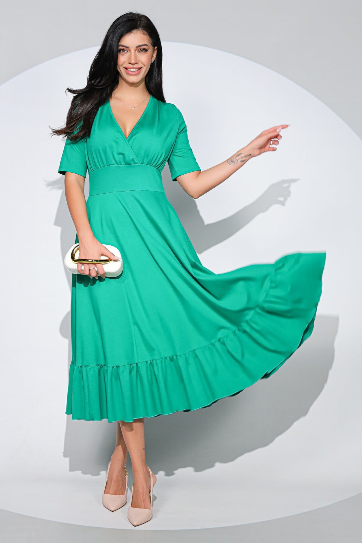 Rochia Althea verde din jerseu de bumbac, croi feminin cu volan si buzunare