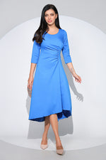 Rochia Celine din jerseu elastic albastru, croi asimetric și detaliu drapat