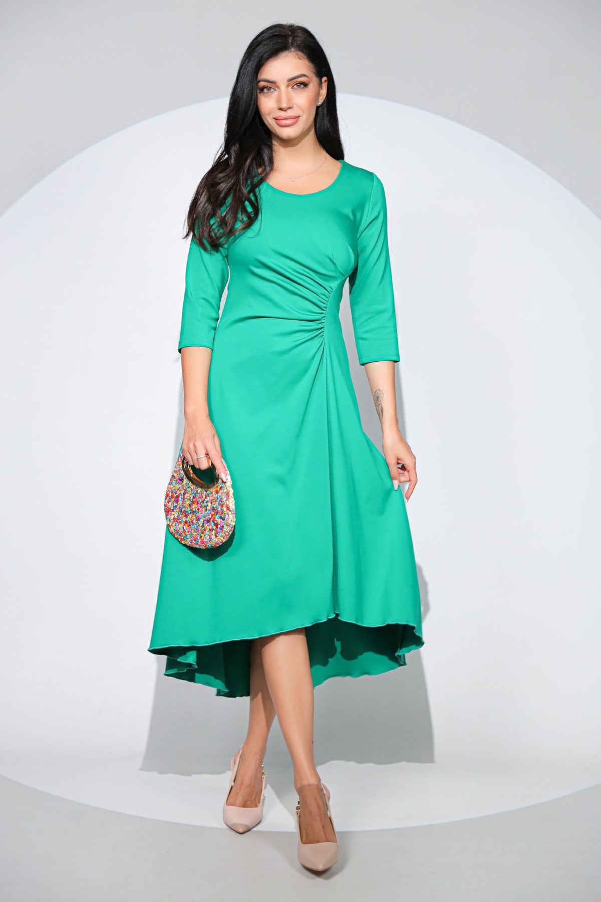 Rochia Celine din jerseu elastic verde, croi asimetric și detaliu drapat