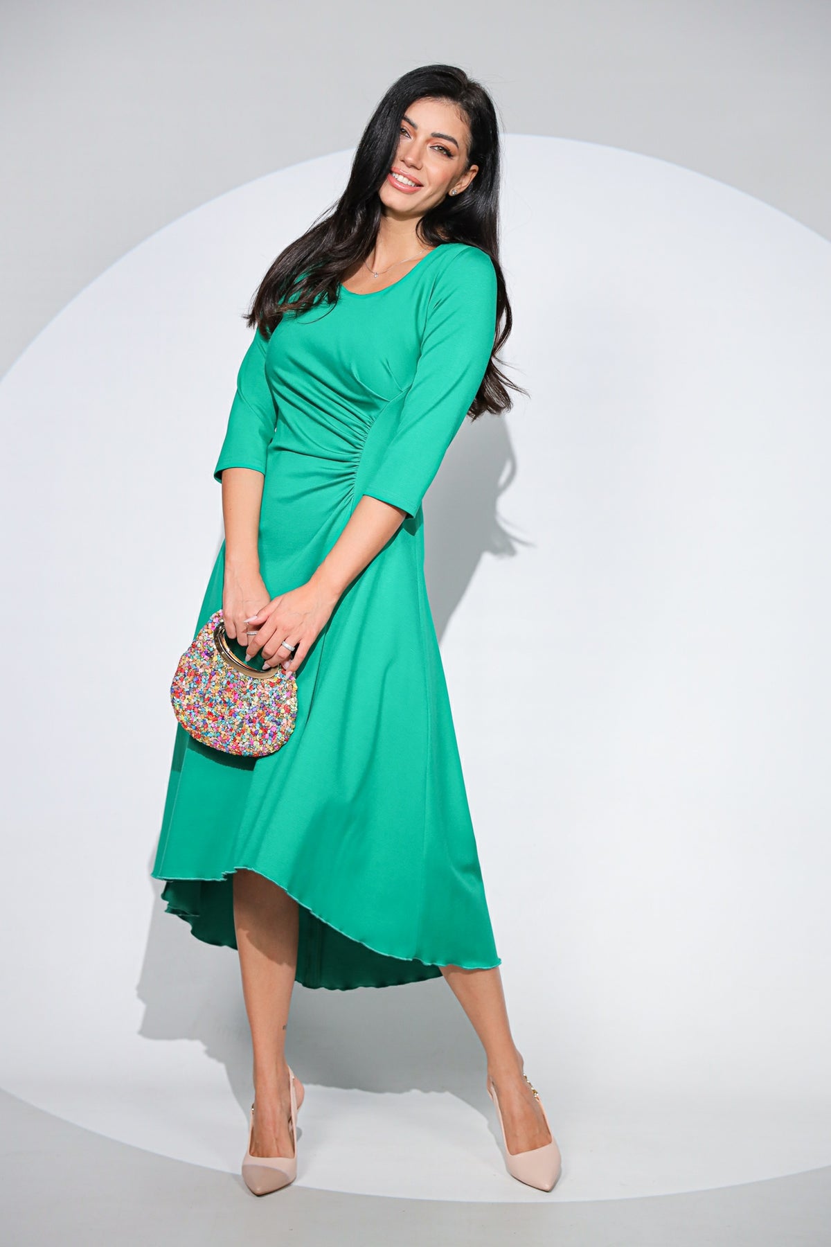 Rochia Celine din jerseu elastic verde, croi asimetric și detaliu drapat