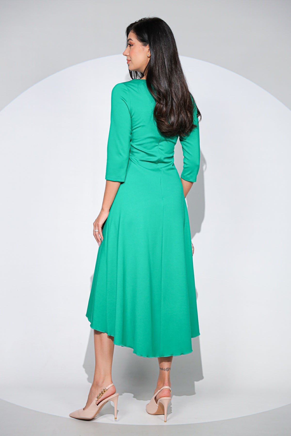 Rochia Celine din jerseu elastic verde, croi asimetric și detaliu drapat