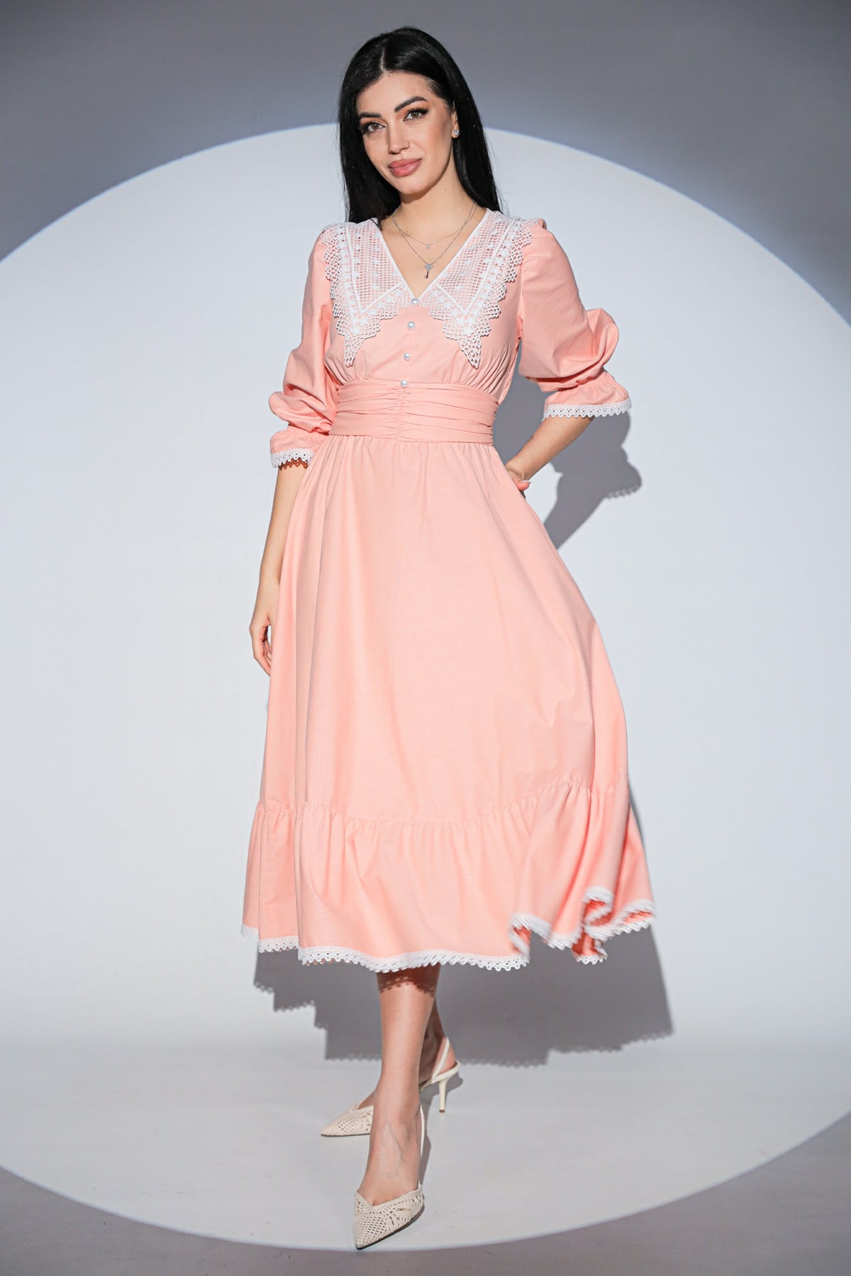 Rochie Viva Romantic Peach din bumbac, cu guler crosetat, talie tip corset, volan si buzunare