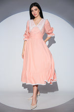 Rochie Viva Romantic Peach din bumbac, cu guler crosetat, talie tip corset, volan si buzunare