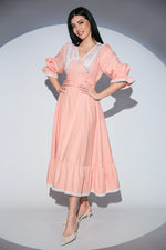Rochie Viva Romantic Peach din bumbac, cu guler crosetat, talie tip corset, volan si buzunare