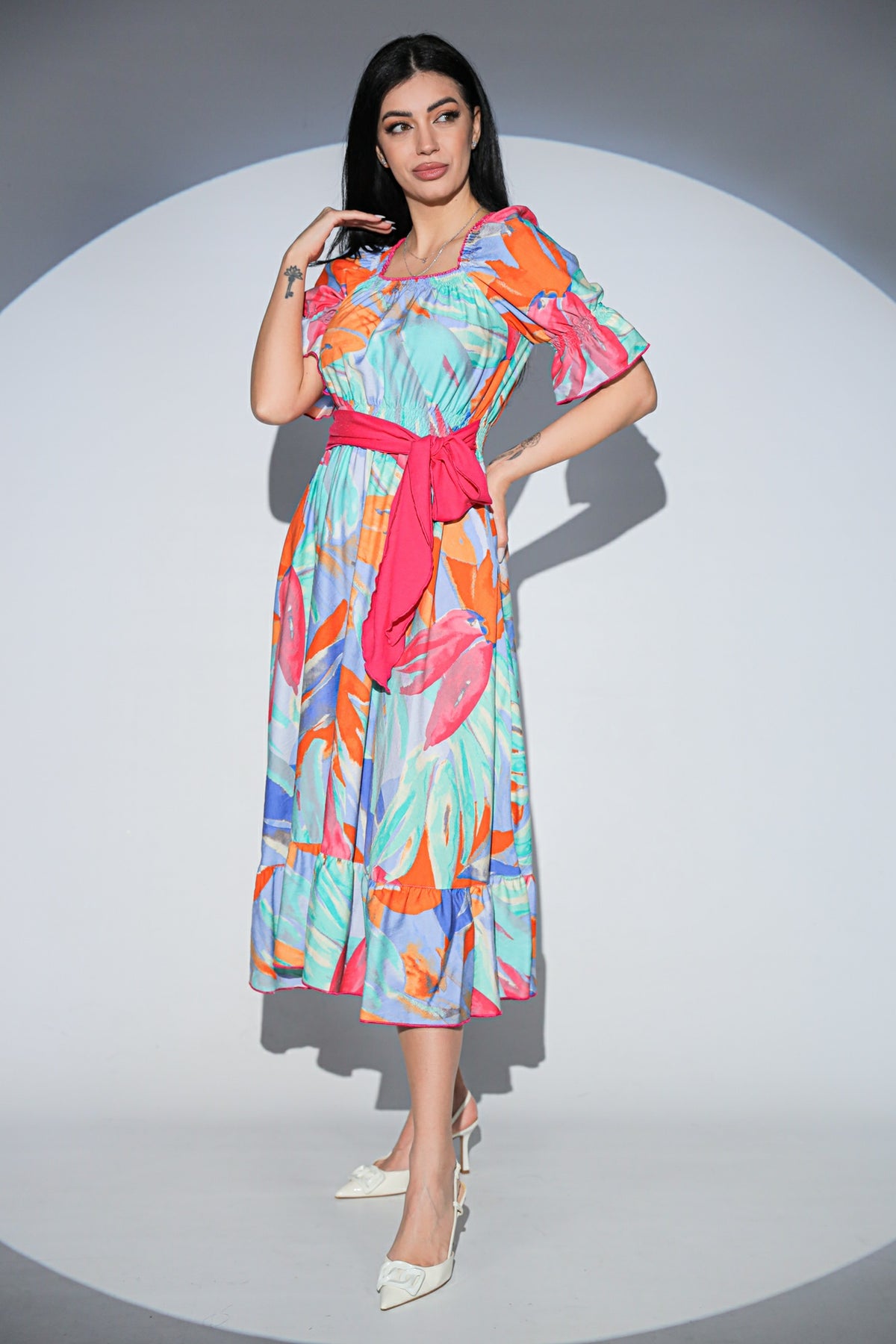 Rochia Lilibelle Fiesta din tesatura fluida, cu imprimeu multicolor, esarfe laterale si croiala midi