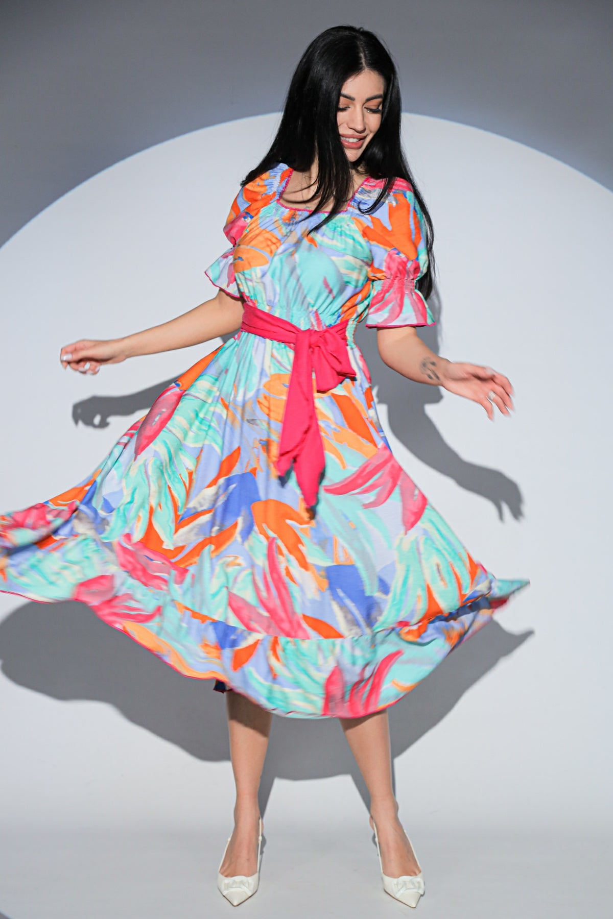 Rochia Lilibelle Fiesta din tesatura fluida, cu imprimeu multicolor, esarfe laterale si croiala midi