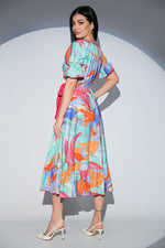 Rochia Lilibelle Fiesta din tesatura fluida, cu imprimeu multicolor, esarfe laterale si croiala midi