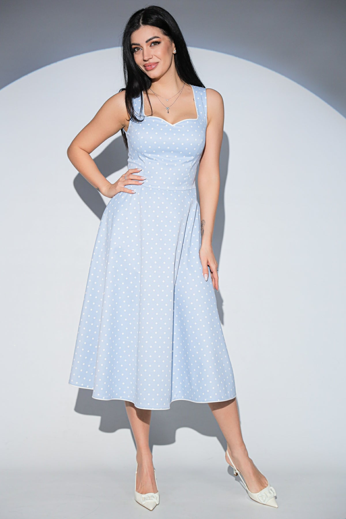 Rochia Dottie Blue din bumbac cu buline, croiala clos, funde detasabile si buzunare