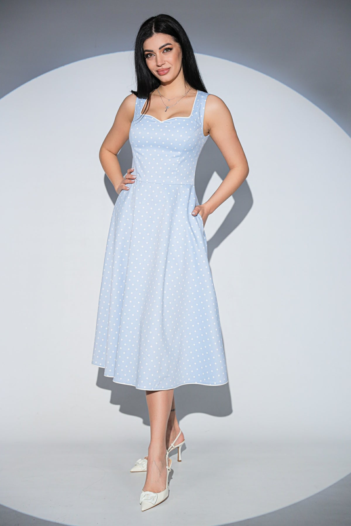 Rochia Dottie Blue din bumbac cu buline, croiala clos, funde detasabile si buzunare