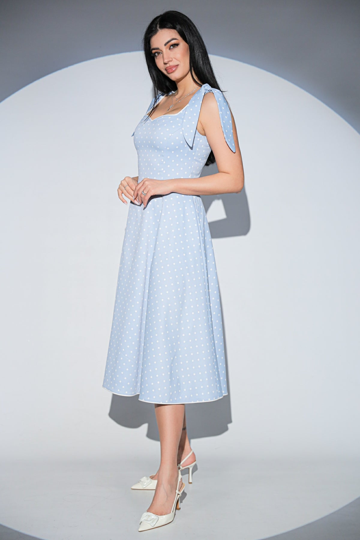 Rochia Dottie Blue din bumbac cu buline, croiala clos, funde detasabile si buzunare